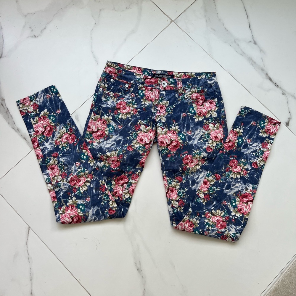 Bright and beautiful pants. 🤩
